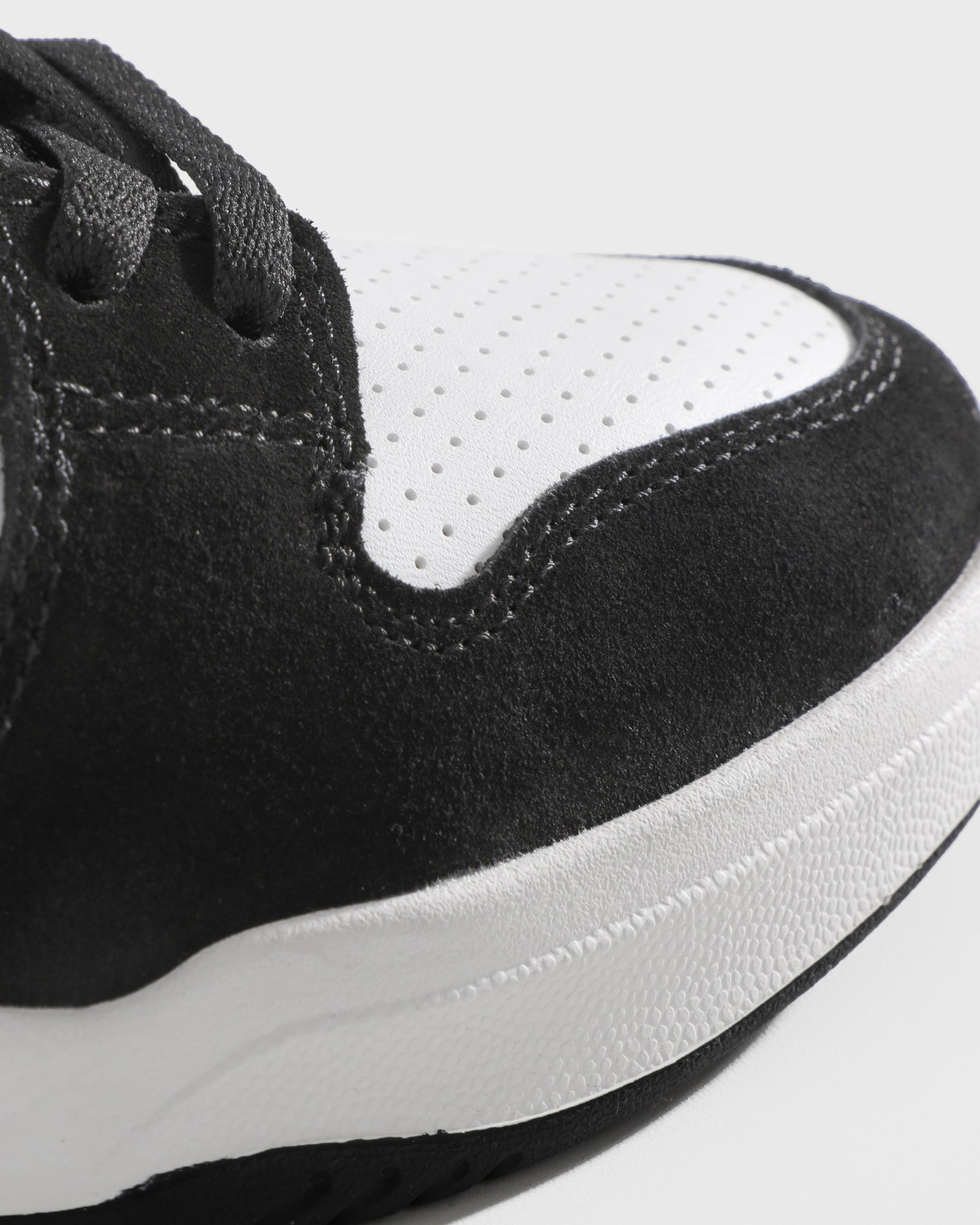 _Lakai_Telford_Low_skate_shoes_black_white_leather_CLOSE_2.jpg